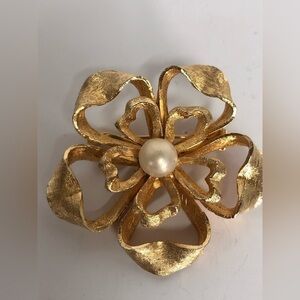 Coro large gold tone round brooch